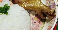 Cơm gà chiên giòn ăn kèm kim chi
