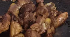 Gà kho Coca mềm thơm, sốt kẹo đậm đà