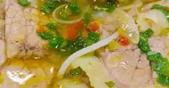 Bún bò Huế nạm bò đậm đà chuẩn vị