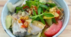 Canh chua cá đuối nấu thơm, bạc hà và hoa chuối