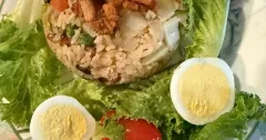 Cơm trộn rau củ lạp xưởng nấu bằng nồi cơm điện