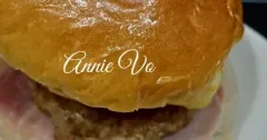 Bánh mì hamburger bò trứng cho bữa sáng