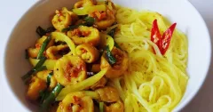 Bún nghệ xào lòng heo thơm ngon chuẩn vị miền Trung