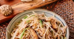 Chicken and Mung Bean Sprout Stir-Fry