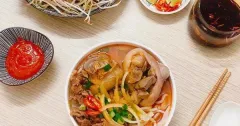 Bún bò tái giò heo nước dùng đậm đà