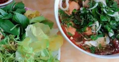 Bún bò Huế chuẩn vị đậm đà, thơm cay hấp dẫn