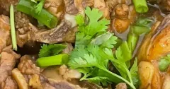Gà kho gừng đậm đà, thơm cay hao cơm