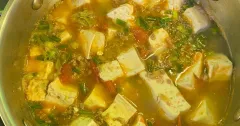 Canh chua sấu nấu thịt băm và đậu hũ
