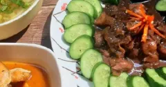 Bữa cơm nhà với cá lóc kho tộ, thịt kho mắm ruốc và canh chua