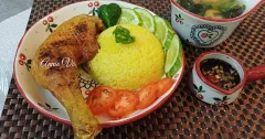Cơm gà xối mỡ da giòn, cơm nghệ thơm