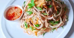 Gỏi gà rau củ giòn mát, nước mắm chua ngọt