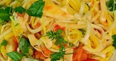 Bánh canh xào nấm đùi gà phô mai sốt cà chua