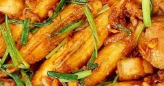 Cá đùi gà kho keo với thịt ba chỉ