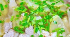 Canh bầu chua nấu tôm thịt thanh vị