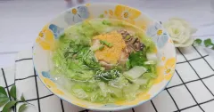 Canh cải xoăn nấu gà thanh ngọt, bổ dưỡng