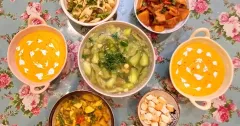Mâm cơm chay gia đình với tempeh, nấm và canh sen