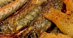 Cá kèo kho tiêu với thịt ba rọi đậm đà
