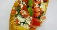 Crostini cà chua phô mai Brie kiểu Ý giòn thơm