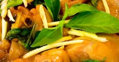 Gà kho gừng nước dừa tươi với húng quế