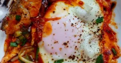 Bánh mì cá nục sốt cà ốp la