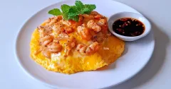 Cơm phủ trứng chiên tôm mềm thơm