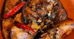 Cá bông lau kho tộ nước trà đậm đà