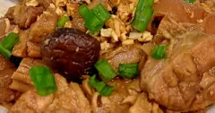Thịt bắp giò kho măng nấm hương đậm đà