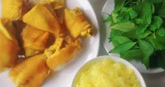 Cơm gà luộc da giòn với nước mắm gừng