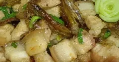 Cá cơm chiên giòn kho thịt ba rọi đậm đà