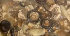 Gà kho nấm đông cô đậm đà, thơm mềm