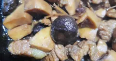Nấm đùi gà kho thịt heo đậm đà