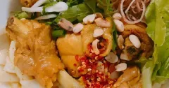 Mì Quảng gà nước dừa đậm đà