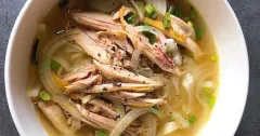 Phở gà ta nước trong, thịt ngọt dễ nấu tại nhà
