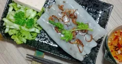 Cách làm bánh cuốn chả lụa bằng chảo chống dính tại nhà