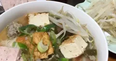 Bún riêu nhanh với gạch cua, đậu rán và cà chua