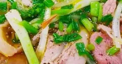 Bún bò Huế nạm bò, bò tái và chả lụa