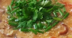 Canh cà chua trứng nấu nấm hương thanh ngọt