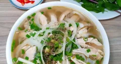 Phở gà xé nước dùng thơm trong, dễ nấu tại nhà