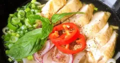 Phở gà thơm ngọt nước dùng, dễ nấu tại nhà