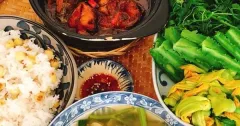 Cơm sen ăn cùng cá lóc kho tộ, rau luộc và canh sườn cải chua