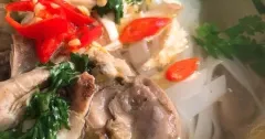 Phở gà ta vị Bắc thơm ngọt, nước dùng trong