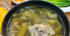 Canh Cải Chua Hầm Xương Đuôi Heo