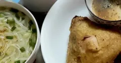 Phở gà mì lá với đùi gà luộc