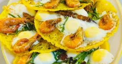 Bánh xèo giòn rụm với tôm thịt và nước cốt dừa
