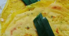 Bánh xèo miền Nam giòn rụm cuốn rau sống