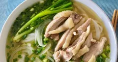 Phở gà thơm ngon với nước dùng trong ngọt