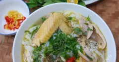 Phở gà thơm ngon nước dùng trong ngọt