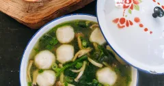 Easy Fish Ball Soup with Spinach and Mushrooms