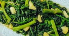 Rau muống xào tỏi giòn ngon, xanh mướt chuẩn vị