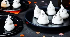 Easy Halloween Meringue Ghosts